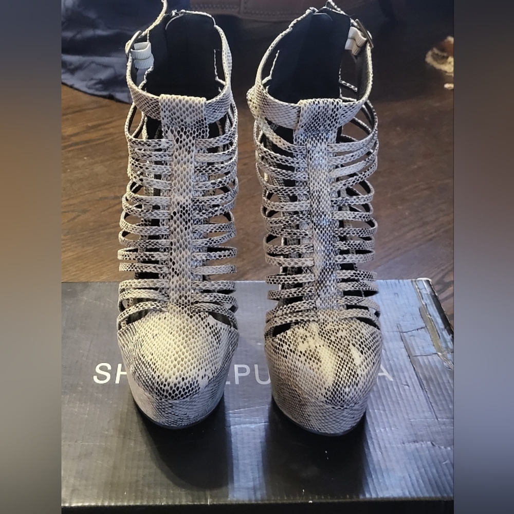 💜💜 Ducati black white and grey Platform close toe heels 💜